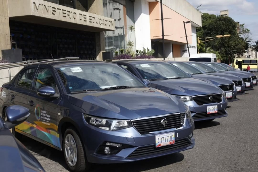 Ministerio de Educación entrega vehículos a escuelas y liceos para "fortalecer el trabajo educativo"