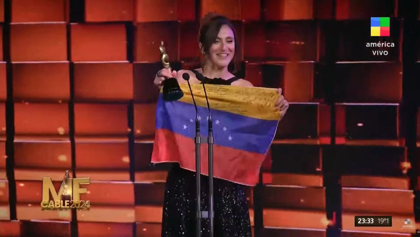 Periodista argentina dedica premio a Venezuela: “El pueblo que tanto me inspiró”