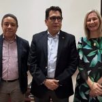 Embajador de Colombia realiza una segunda entrega de libros a la UCV