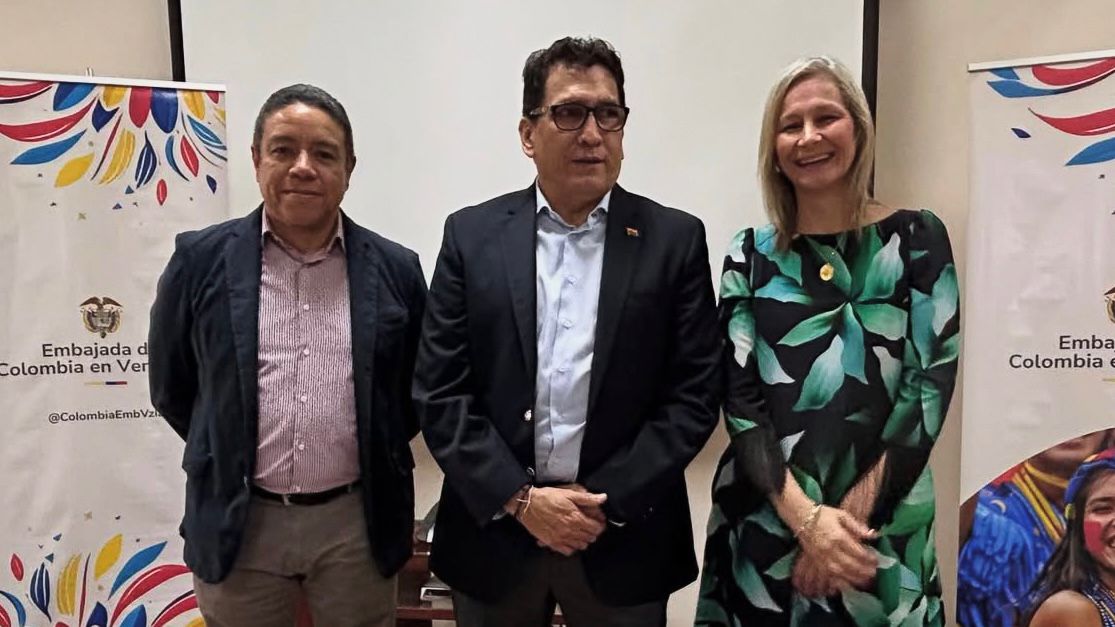 Embajador de Colombia realiza una segunda entrega de libros a la UCV