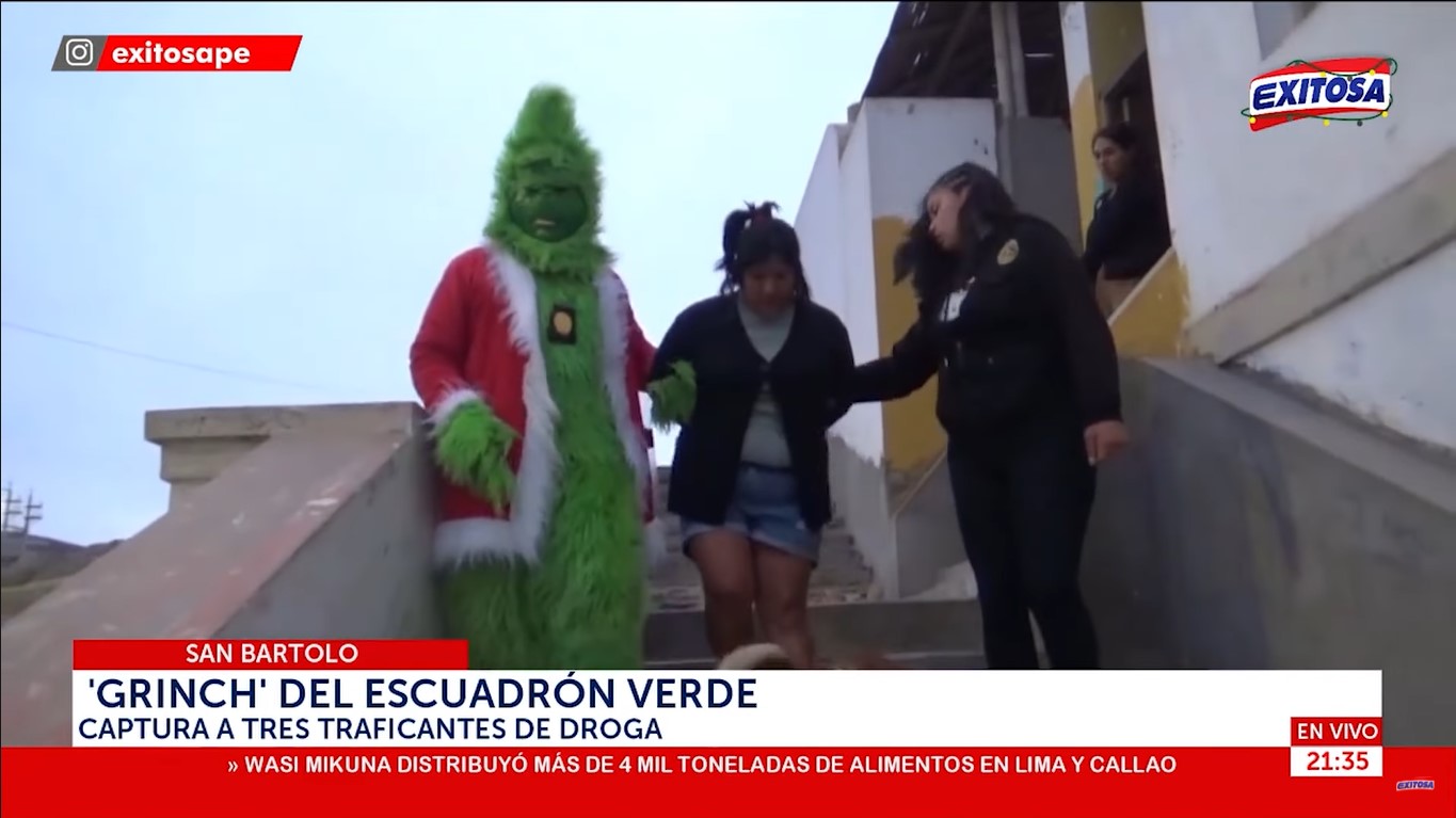 Agente de policía disfrazado del 'Grinch' detiene a comercializadores de drogas en Perú