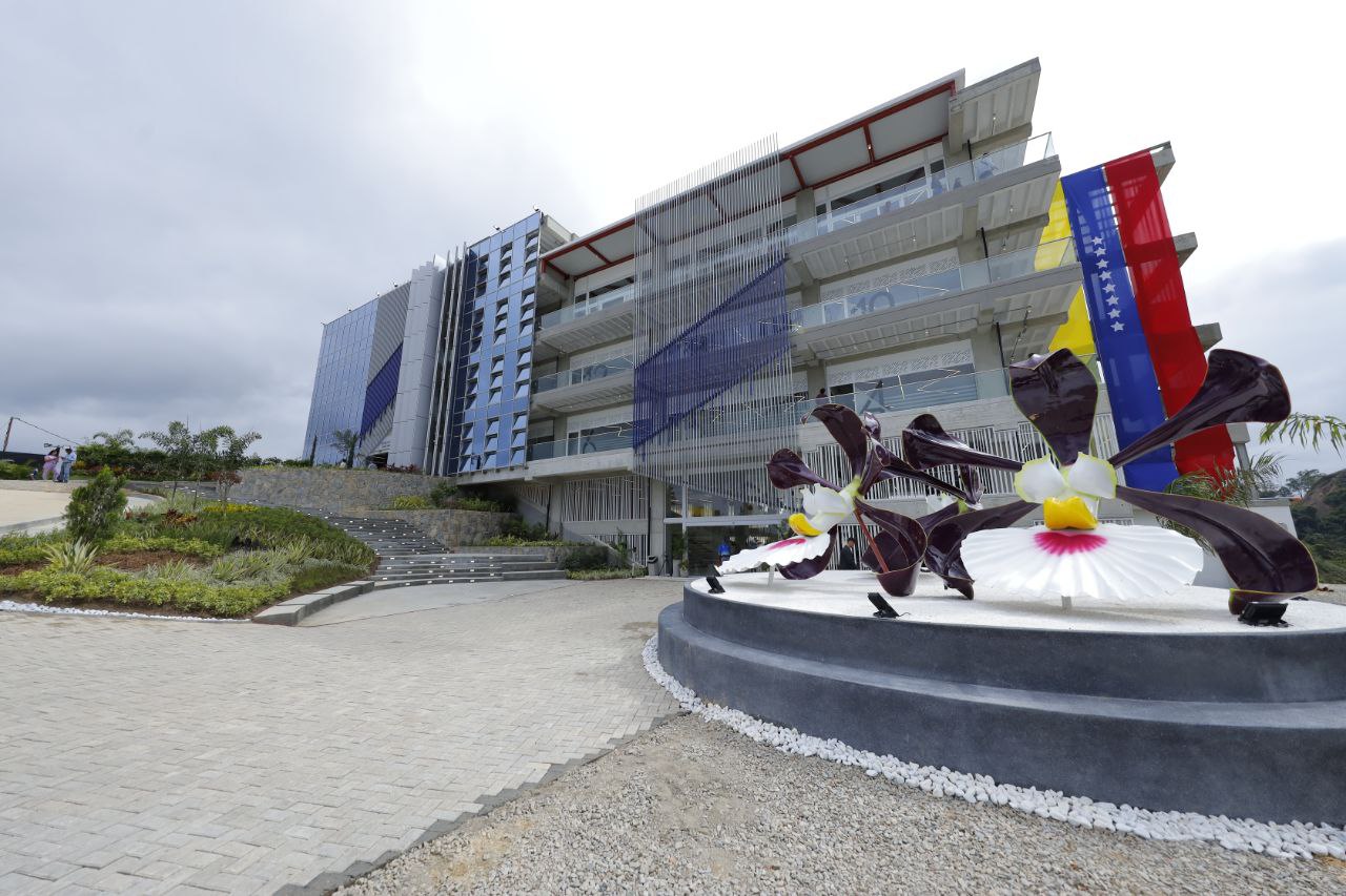 Con 16 carreras relacionadas a la ciencia y tecnología es inaugurada la Universidad de las Ciencias Dr. Humberto Fernández-Morán en Miranda