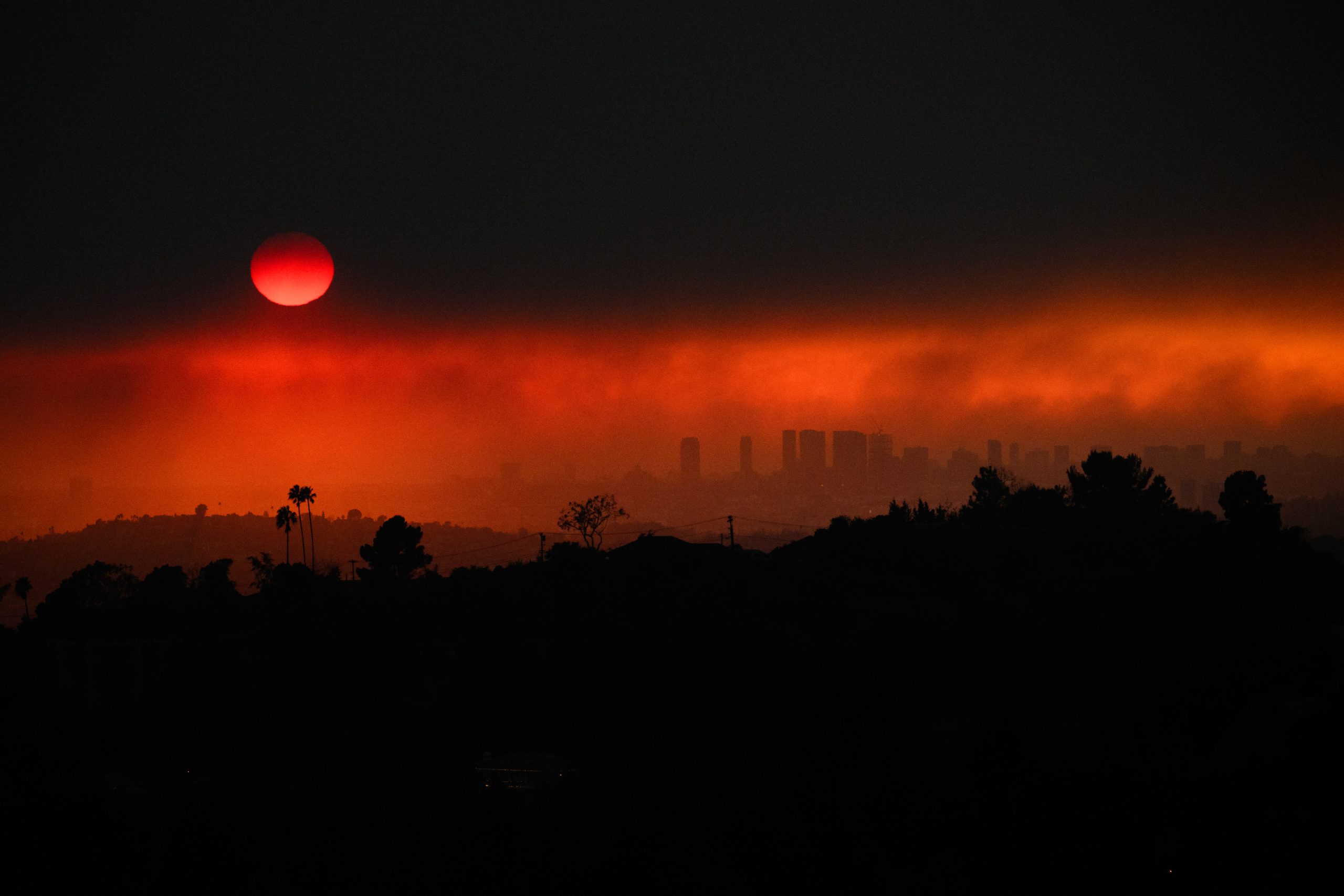 Ascienden a 10 los muertos por los incendios forestales en Los Ángeles, EE. UU.