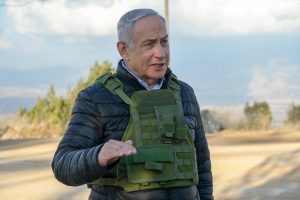 Netanyahu dice que los rehenes será liberados desde el domingo pese a los retrasos al ratificar el acuerdo