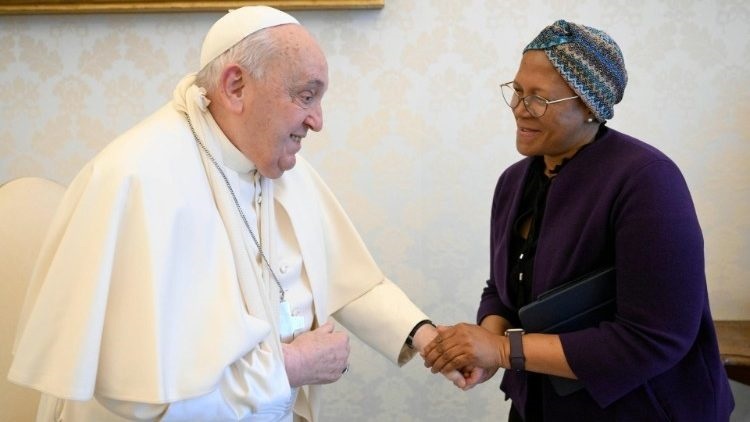 El papa Francisco se lesiona el brazo tras sufrir una caída