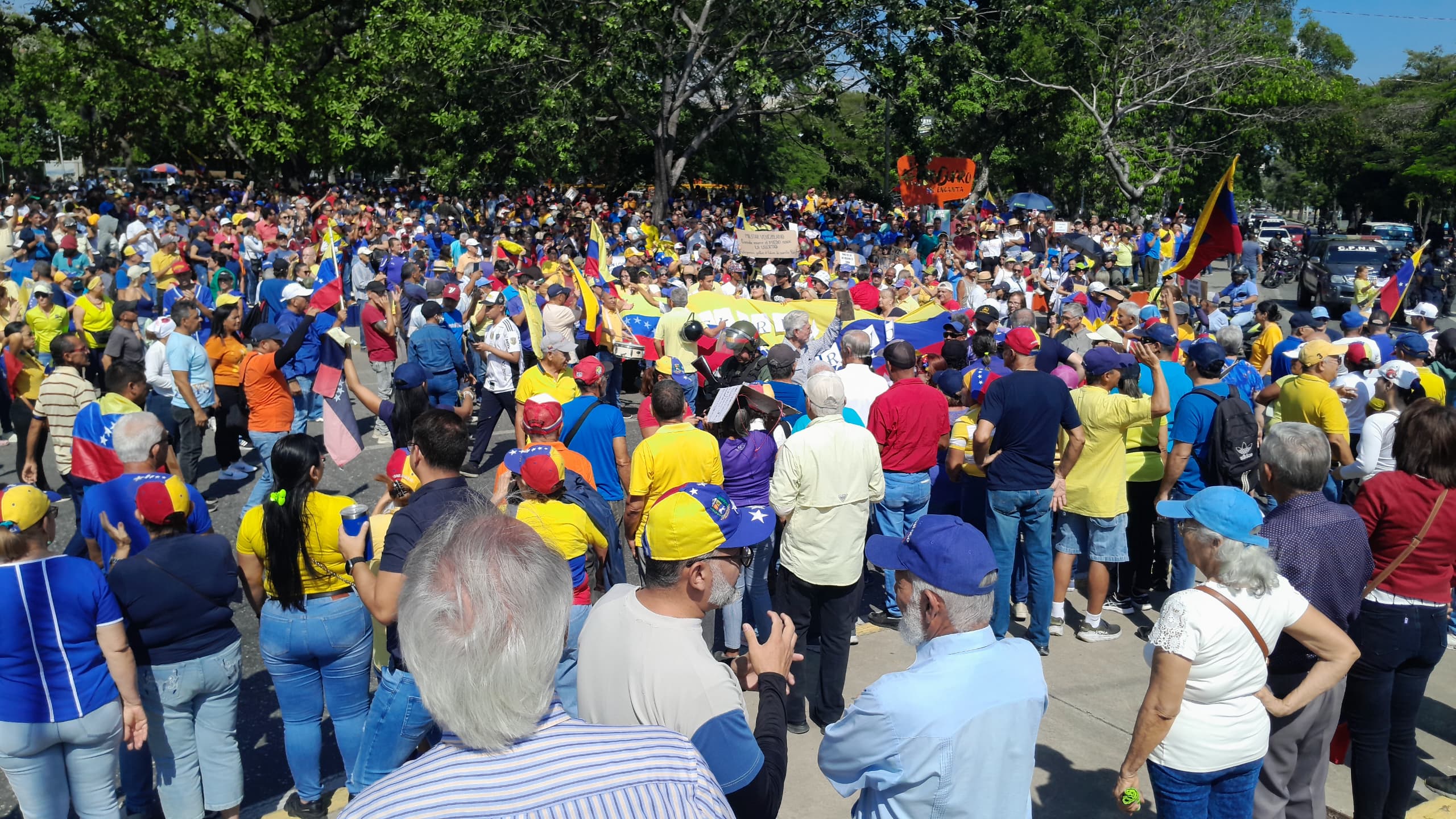 Barquisimetanos se concentran pacíficamente en la plaza Los Ilustres, atendiendo llamado de María Corina Machado