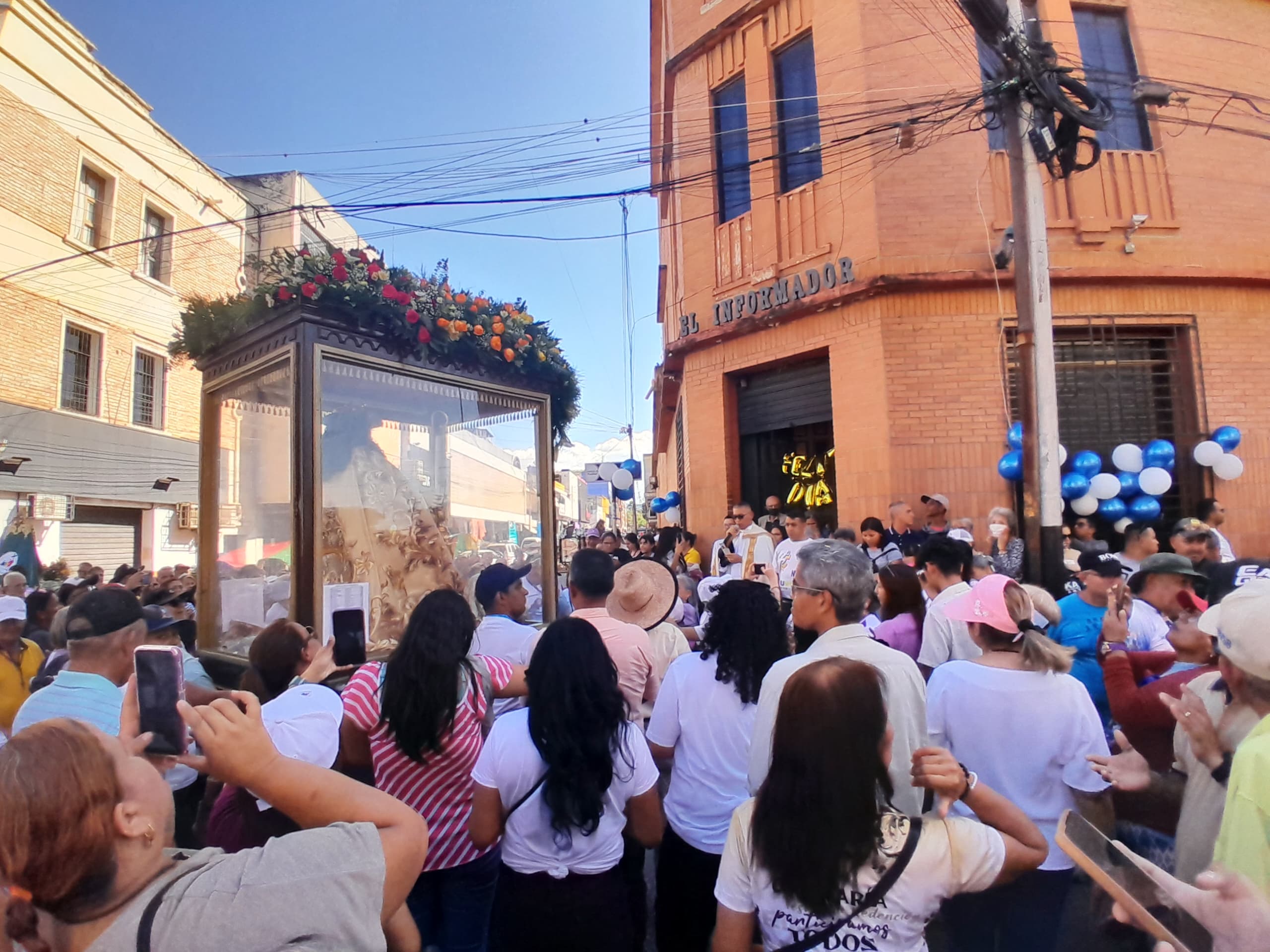 La Divina Pastora hizo su tradicional parada en El Informador antes de llegar a la iglesia San José