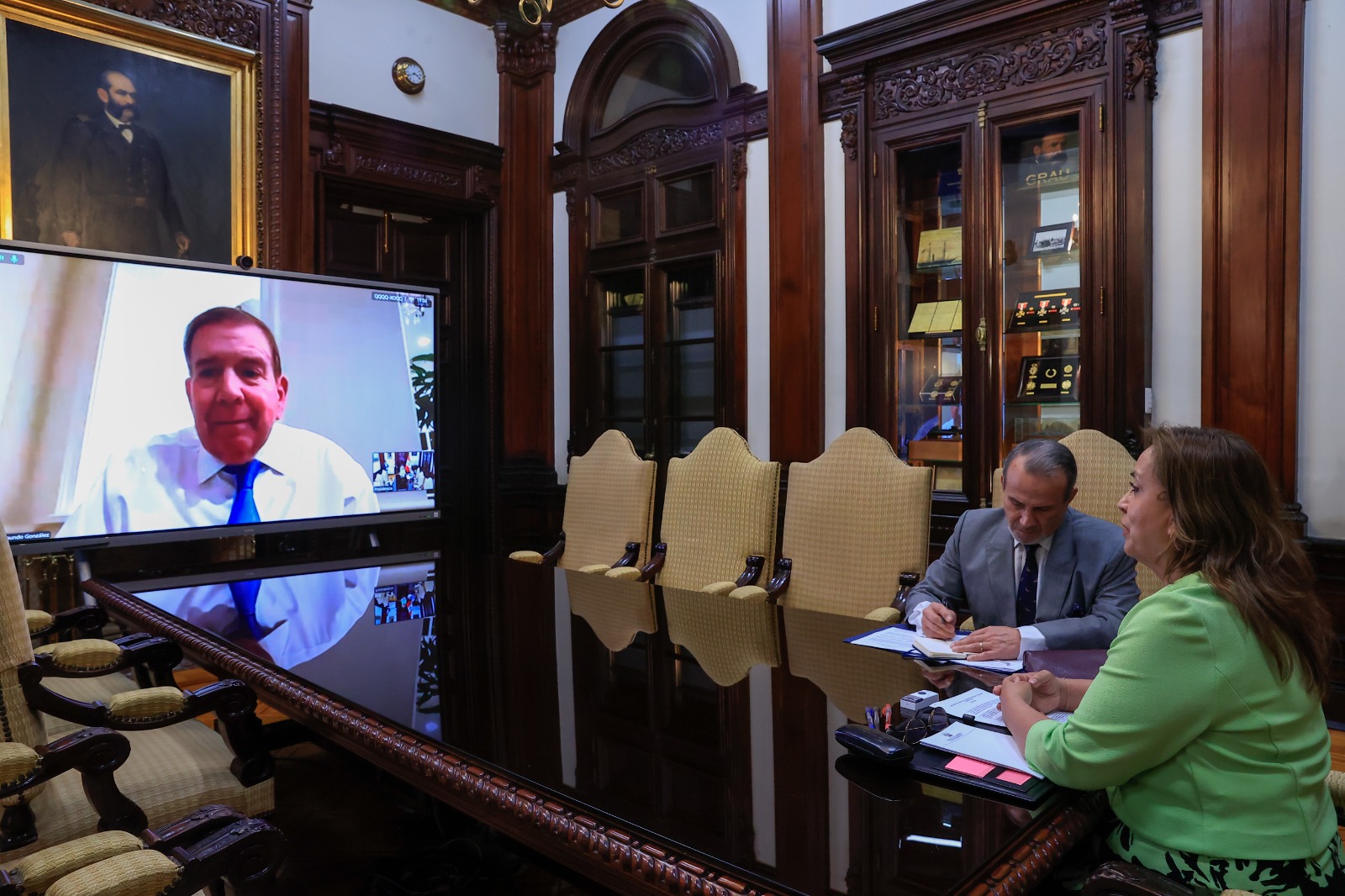 Dina Boluarte conversó en videoconferencia con Edmundo González y reconoció su "liderazgo, coraje y valentía"