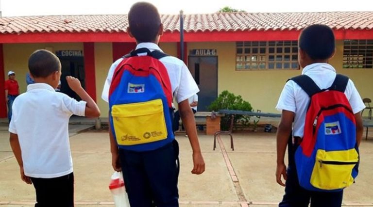 Niños y adolescente desplazados por conflicto en Colombia son censados para incorporarlos al sistema educativo venezolano