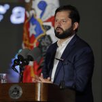 El presidente de Chile, Gabriel Boric, declaró este sábado el estado de emergencia "preventivo" en las regiones de Maule y Ñuble (en el centro-sur del país) ante las altas temperaturas que dominarán este fin de semana y el peligro de incendios que conllevan.