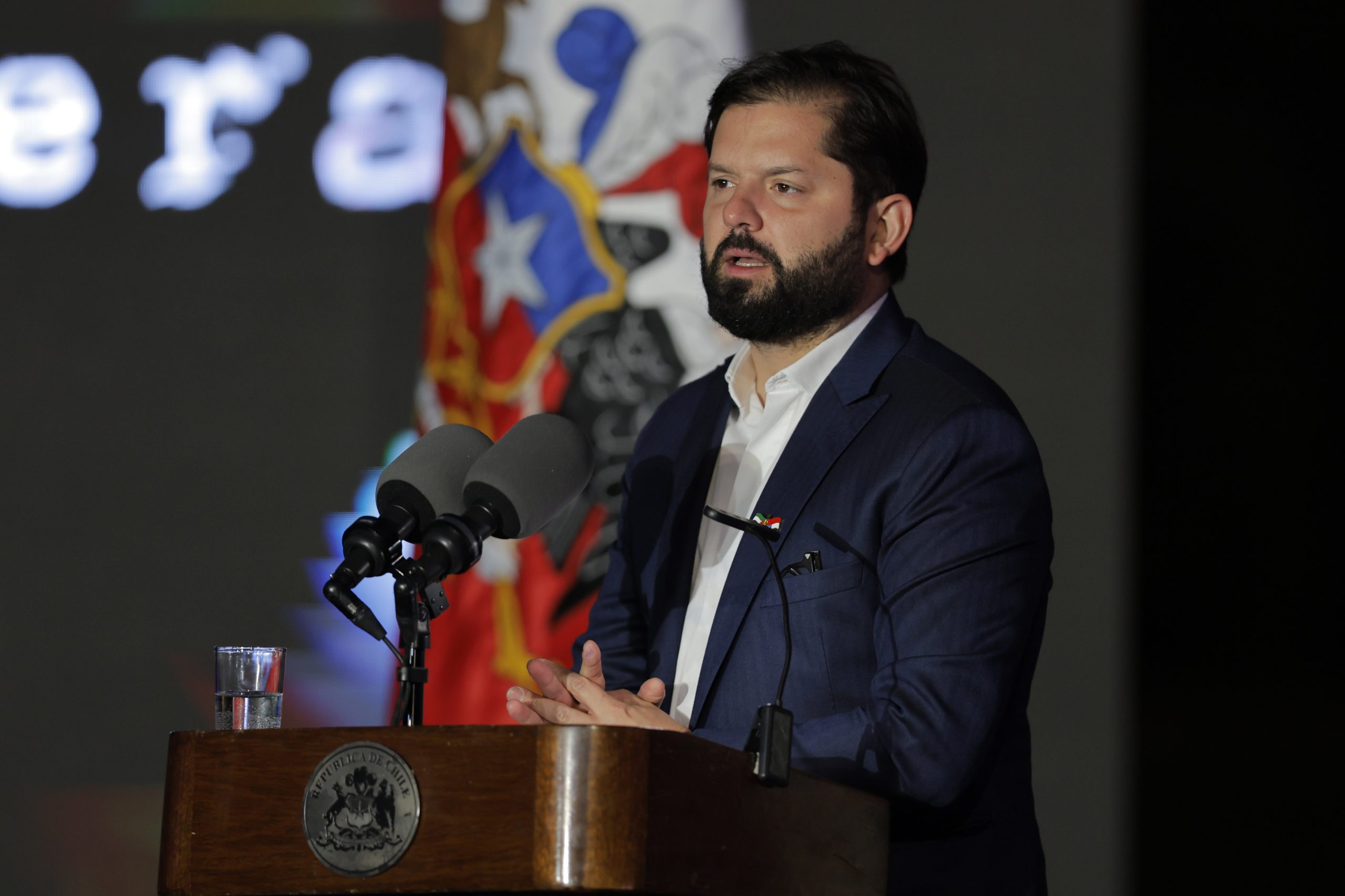 El presidente de Chile, Gabriel Boric, declaró este sábado el estado de emergencia "preventivo" en las regiones de Maule y Ñuble (en el centro-sur del país) ante las altas temperaturas que dominarán este fin de semana y el peligro de incendios que conllevan.