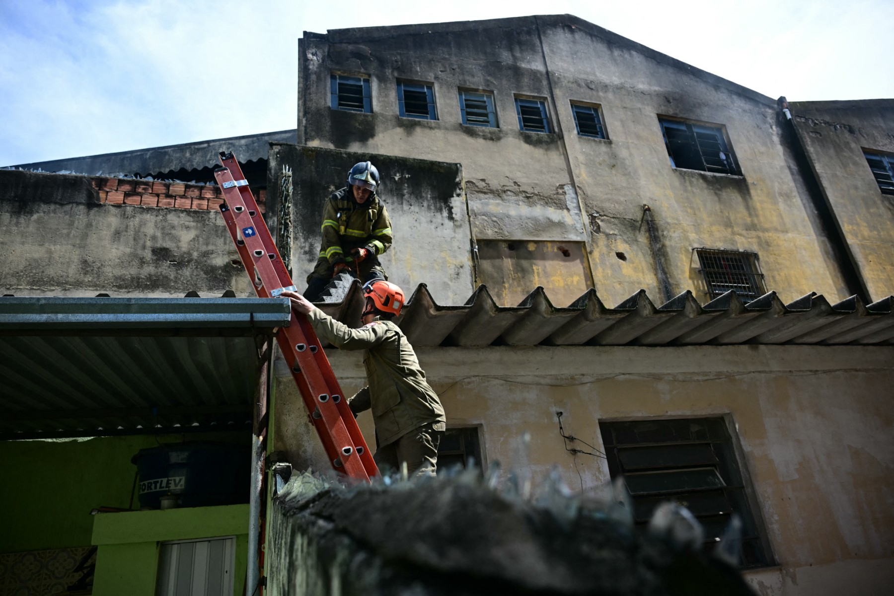 Al menos una veintena de heridos en el incendio de una fábrica de trajes de carnaval en Brasil