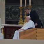 El papa continúa hospitalizado pero pasa bien la noche, informa el Vaticano