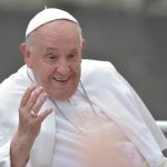 El papa Francisco pasó una noche tranquila y desayunó, según el Vaticano