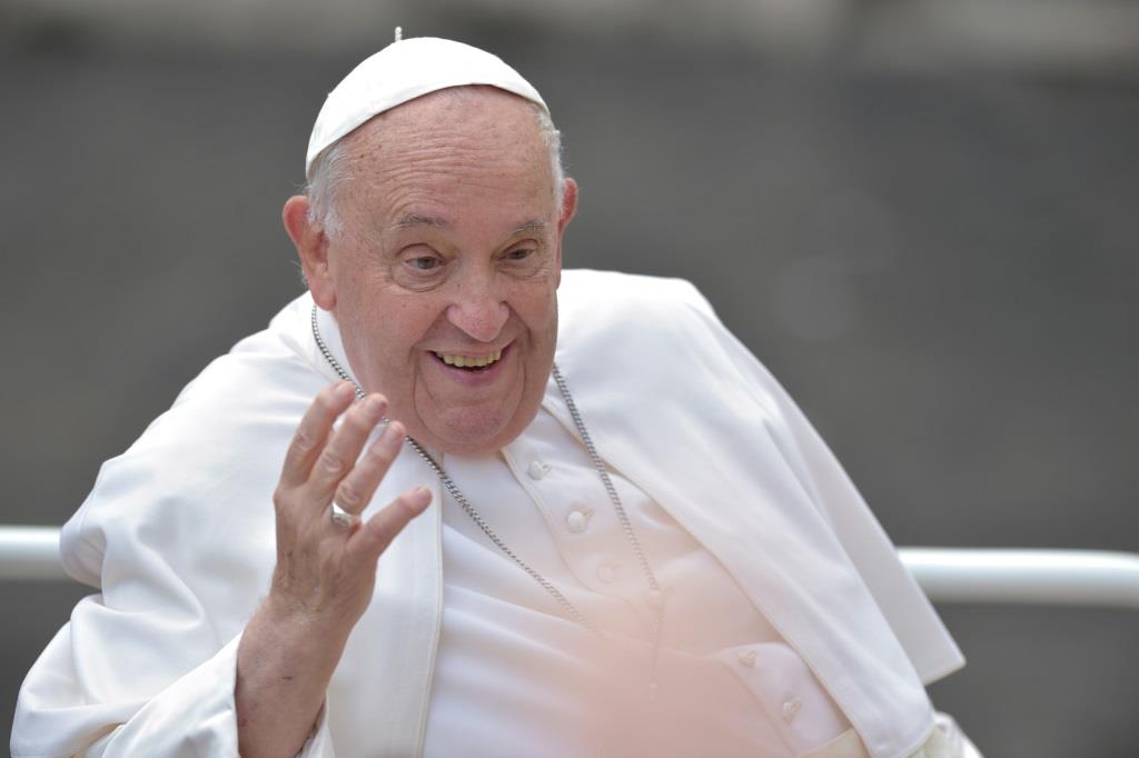 El papa Francisco pasó una noche tranquila y desayunó, según el Vaticano