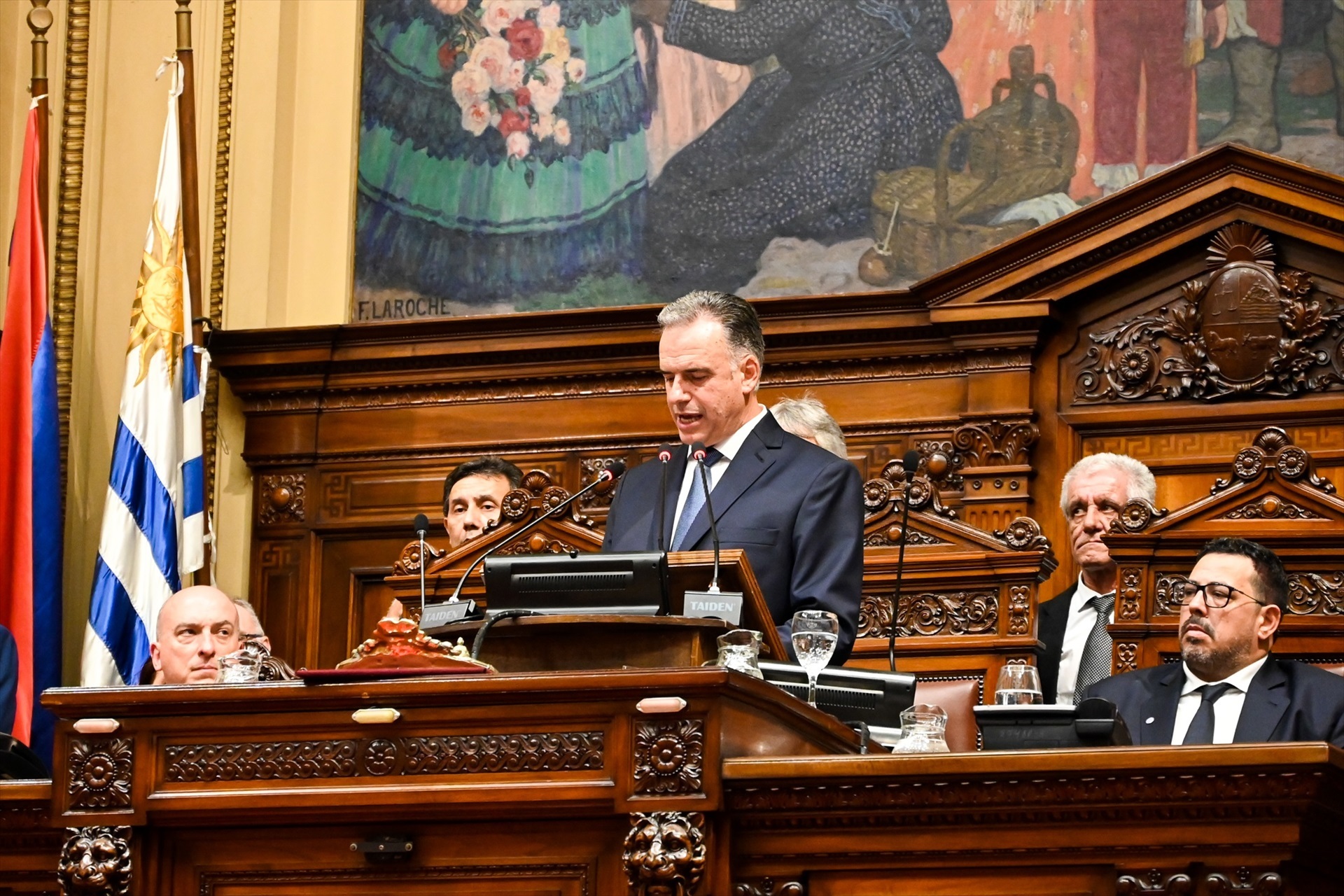 Orsi asume la Presidencia de Uruguay con economía, seguridad, pobreza y desaparecidos como prioridades