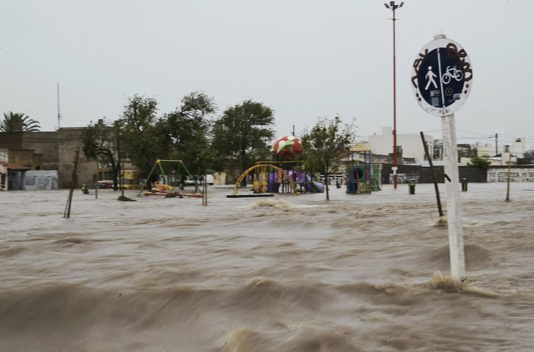 Aumentan a 16 los muertos por inundaciones en Argentina, Milei decreta tres días de luto nacional