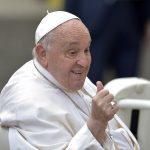 El papa Francisco presenta una mejoría "consolidada" y está fuera de peligro, pero seguirá "algunos días" en el hospital