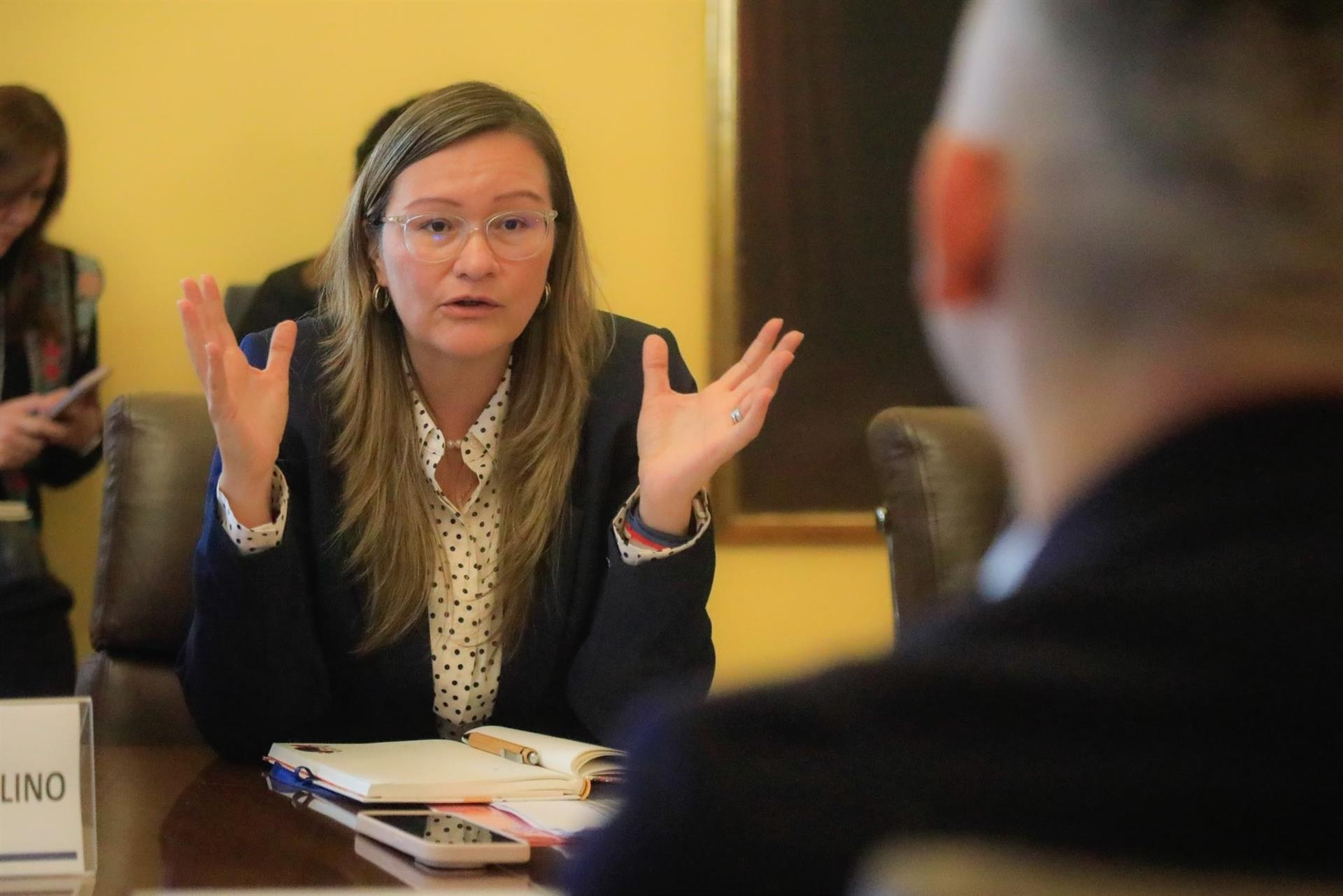Ministra de Comercio de Colombia denuncia presunto intento de envenenamiento con dulces