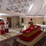 El Vaticano difunde las primeras imágenes del papa Francisco en su féretro
