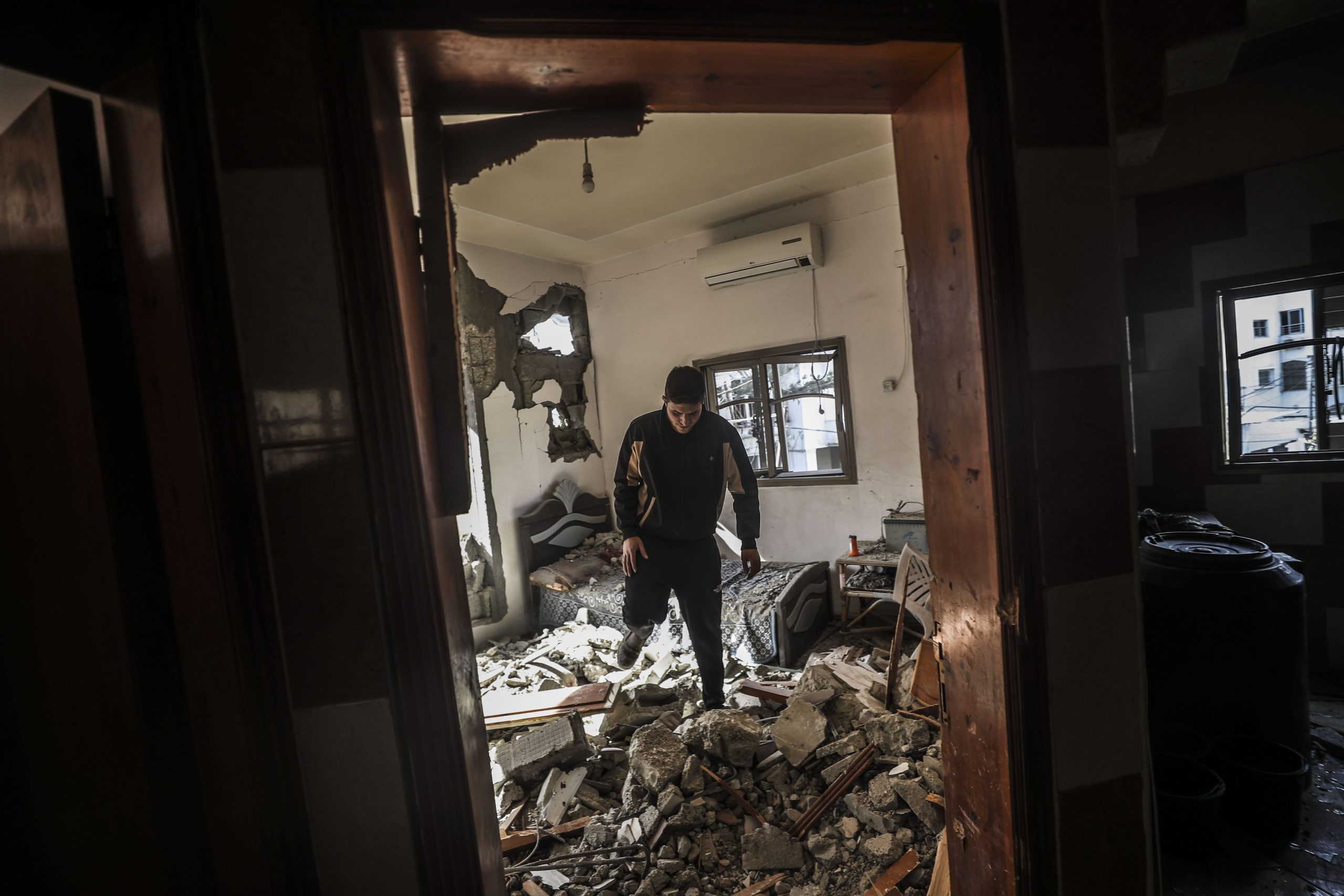 Mueren 24 personas, cinco de ellas miembros de una misma familia, en ataques de Israel contra Gaza