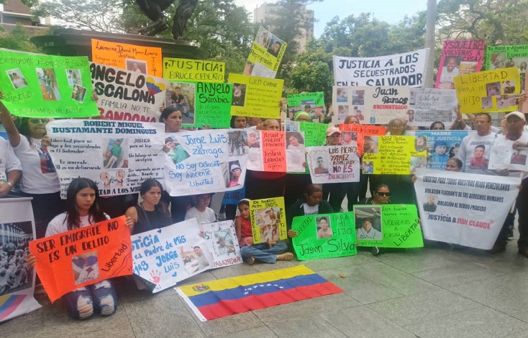 Familiares piden a la ONU intervenir por migrantes venezolanos detenidos en El Salvador