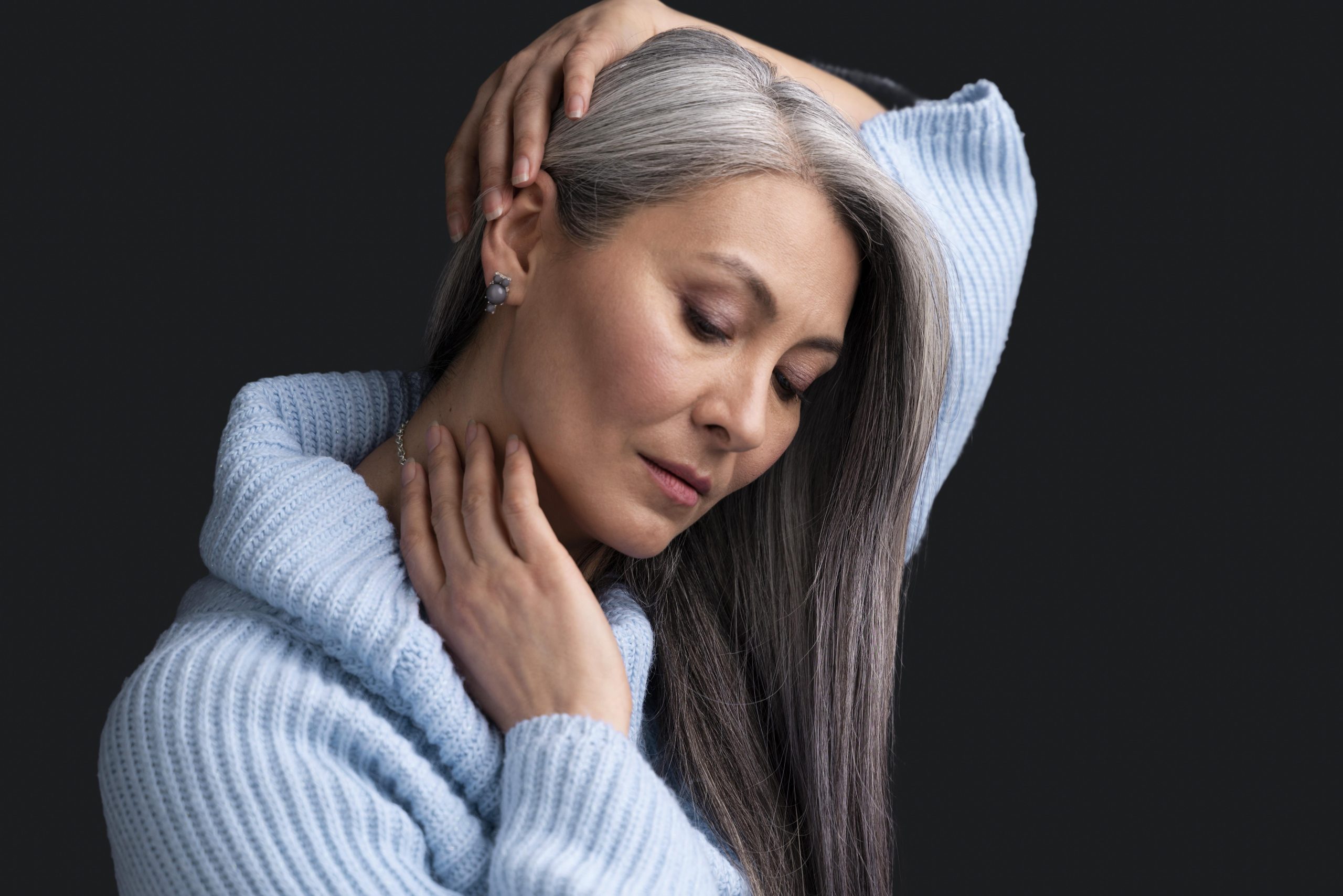 Mujer con canas foto Freepik