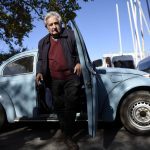 Uruguayos acompañan el féretro del expresidente José Mujica por las calles de Montevideo