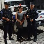 Detienen a abogada que asistía a migrantes venezolanos deportados a El Salvador