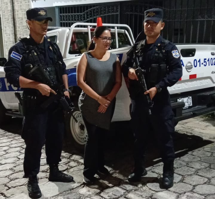 Detienen a abogada que asistía a migrantes venezolanos deportados a El Salvador